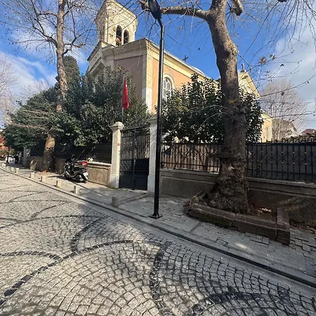 Historic White Mansion Bosphorus & Church View 度假居