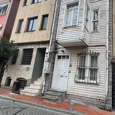 Historic White Mansion Bosphorus & Church View 度假居