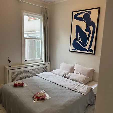 Historic White Mansion Bosphorus & Church View * Stambuł