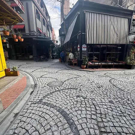 Historic White Mansion Bosphorus & Church View Stambuł