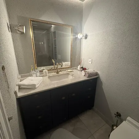 Historic White Mansion Bosphorus & Church View Hébergement de vacances *