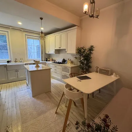 Historic White Mansion Bosphorus & Church View Дом отдыха Стамбул