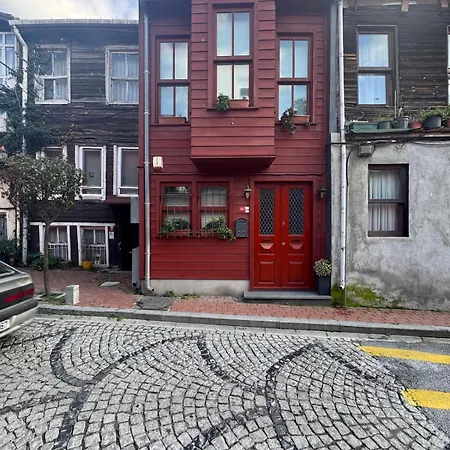 Historic White Mansion Bosphorus & Church View Дом отдыха *