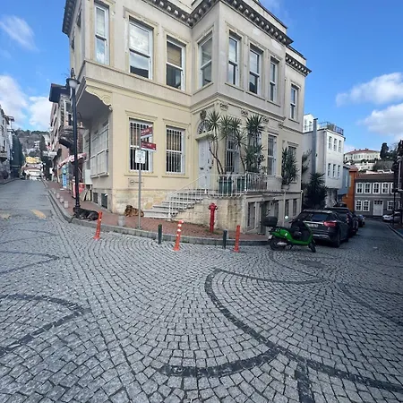 Historic White Mansion Bosphorus & Church View Ferienhaus Istanbul